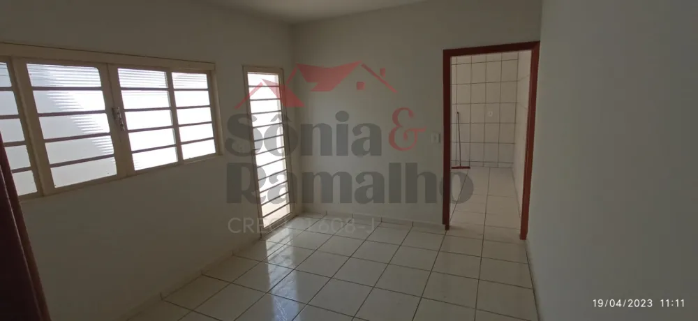 Alugar Casas Residenciais / Padrão em Ribeirão Preto R$ 900,00 - Foto 1