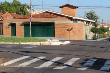 Casa para comercio localizada em avenida.