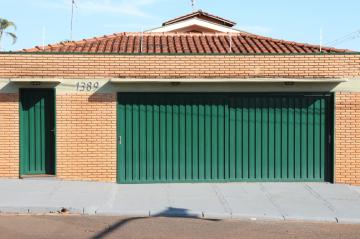 Casa para comercio localizada em avenida.